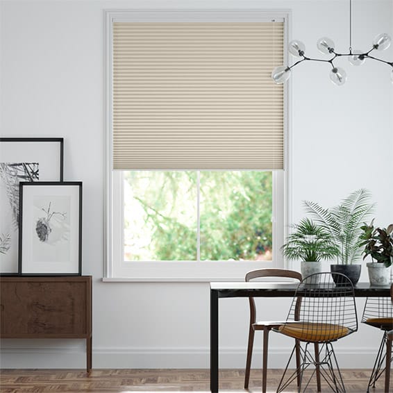 Ein Esszimmer mit Tisch und Stühlen und einem Fenster mit Jalousien.