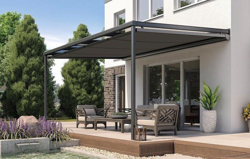 Ein weißes Haus mit einer überdachten Terrasse.