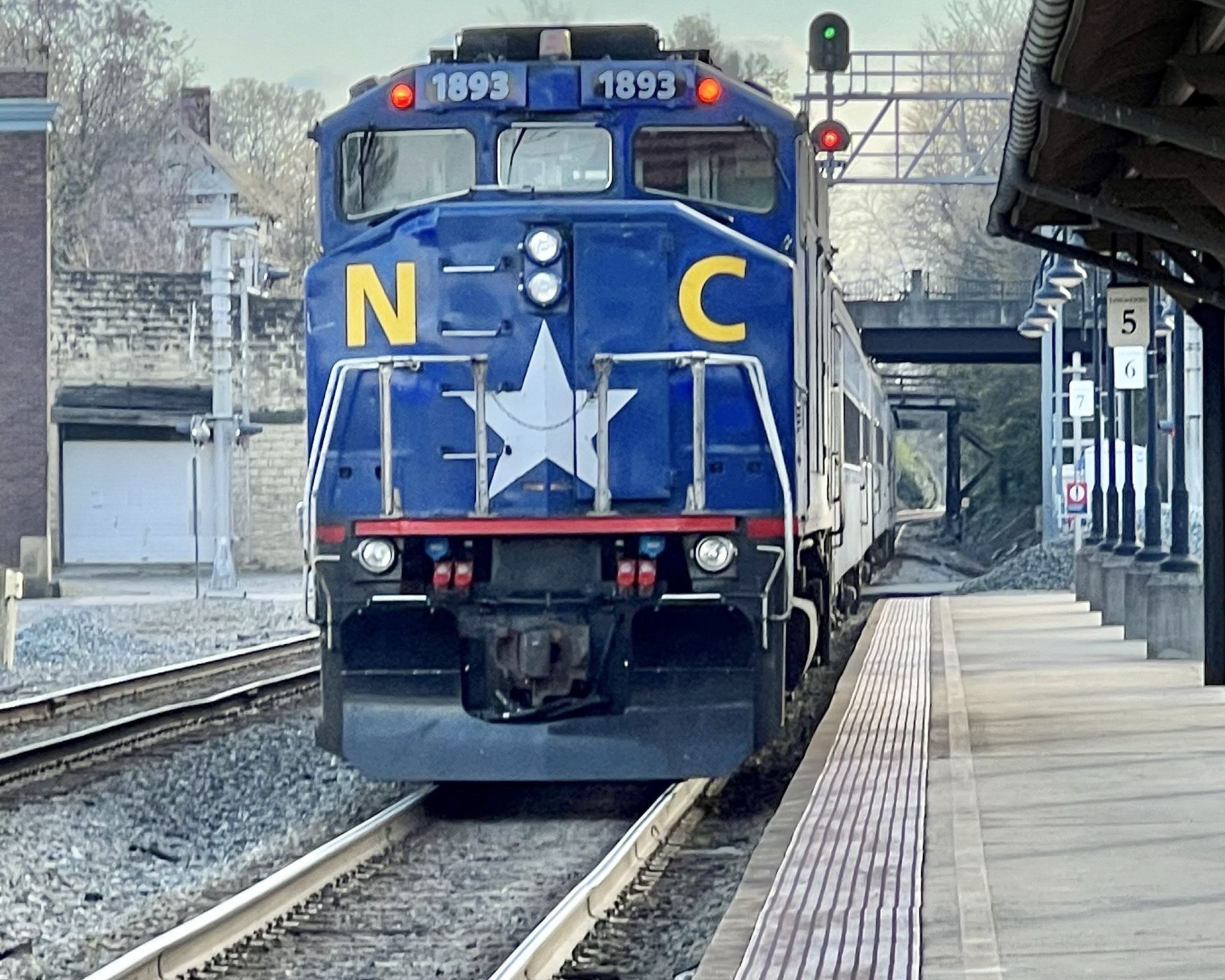 A blue train with the letters nc on the front