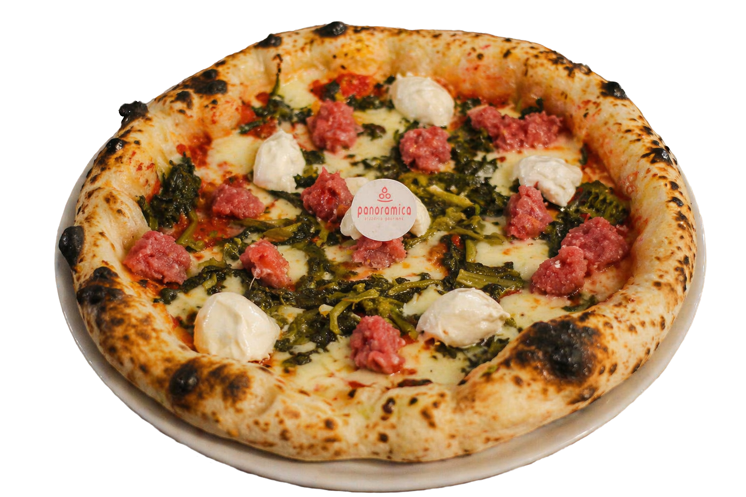 Pizza con salsiccia, spinaci e formaggio bianco su un vassoio di metallo
