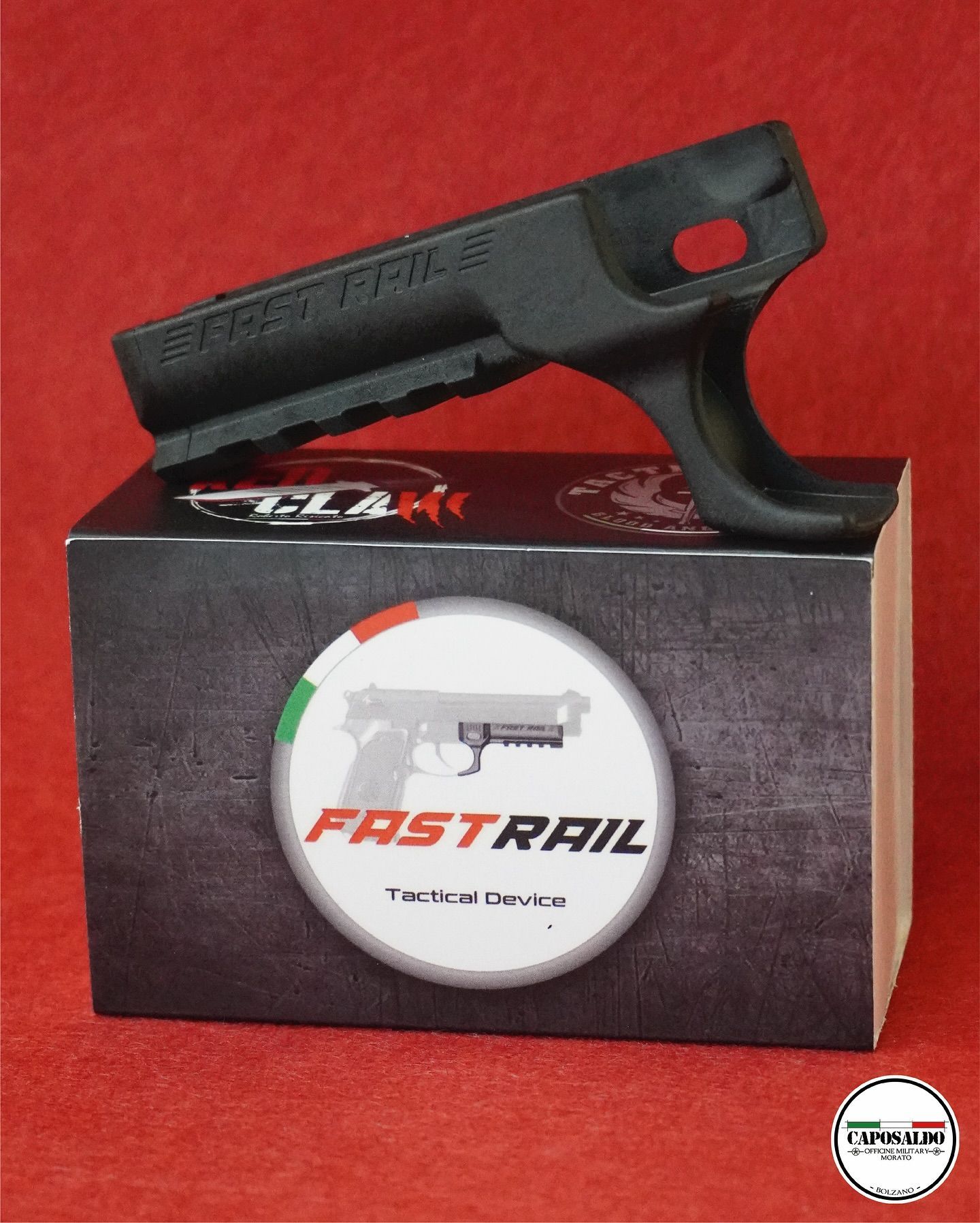 Scatola porta accessori per binari nera con piccola impugnatura nera, su sfondo rosso.