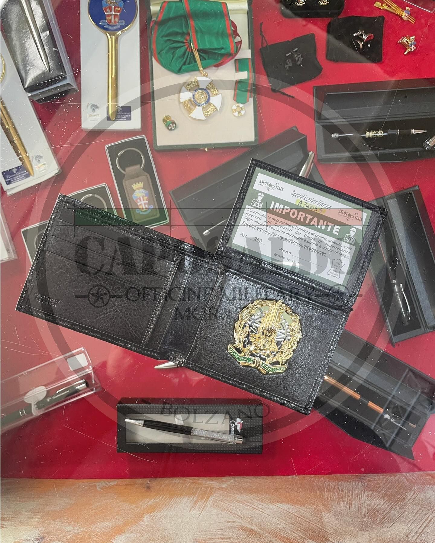 Vari passaporti e documenti d'identità in custodie nere su sfondo rosso, con un passaporto statunitense visibile vicino al centro.