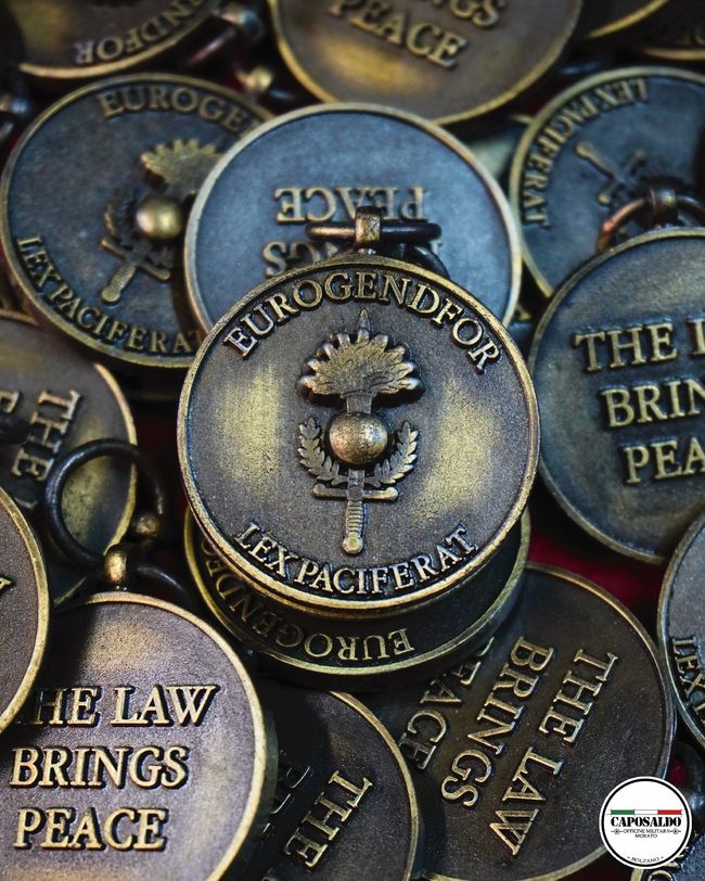 Bandiera italiana esposta sull'Altare della Patria, scie di fumo degli aerei nel cielo e una folla sottostante.