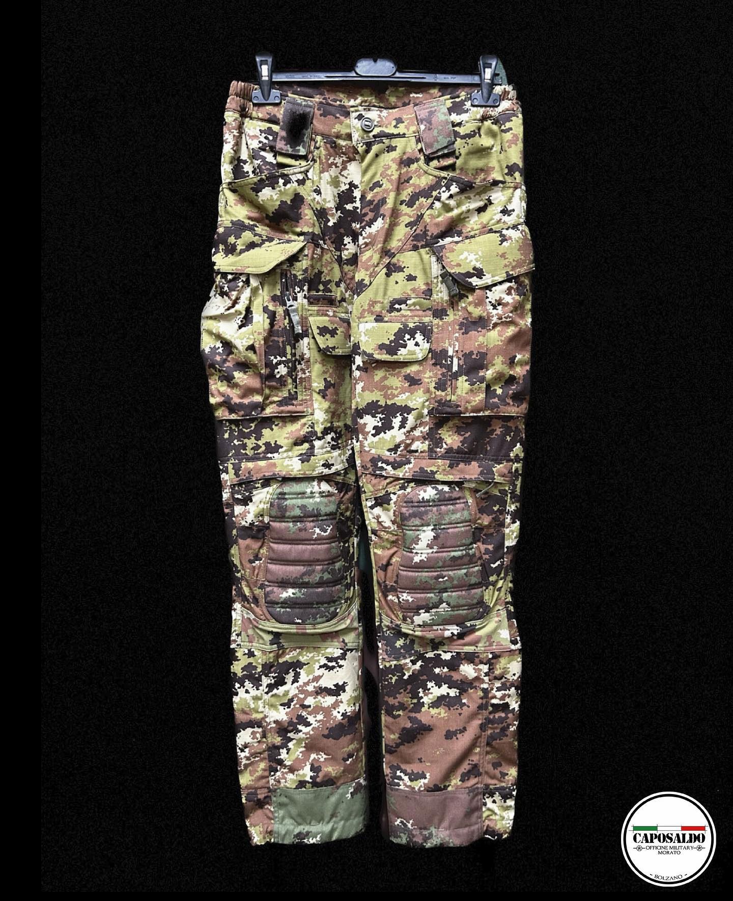 Pantaloni tattici mimetici su sfondo nero, visti frontalmente.