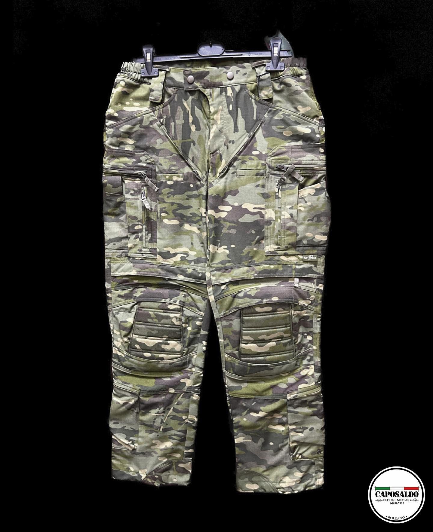 Pantaloni cargo mimetici con ginocchia rinforzate, mostrati frontalmente su sfondo nero.