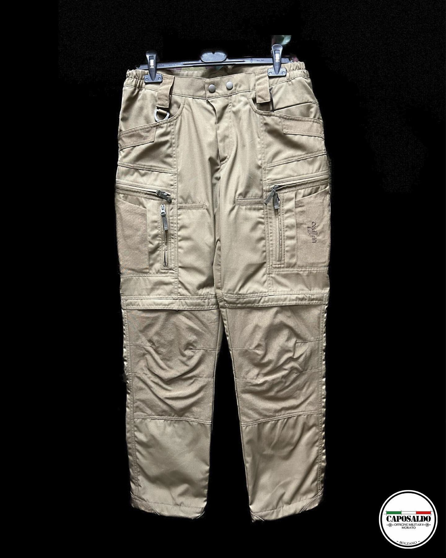 Pantaloni cargo beige con numerose tasche, visti frontalmente su sfondo nero.