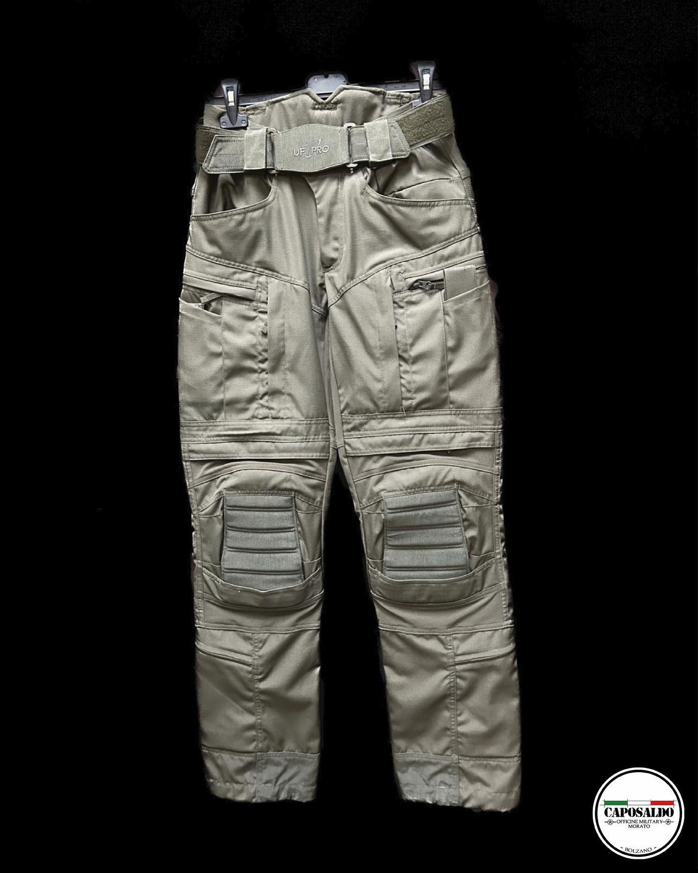 Pantaloni cargo tattici beige con passanti per cintura, ginocchiere e tasche multiple su sfondo nero