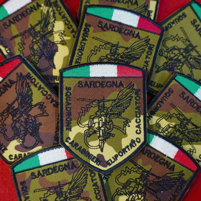 Toppe colorate della Sardegna con disegni gialli e neri sparse in una pila a strati