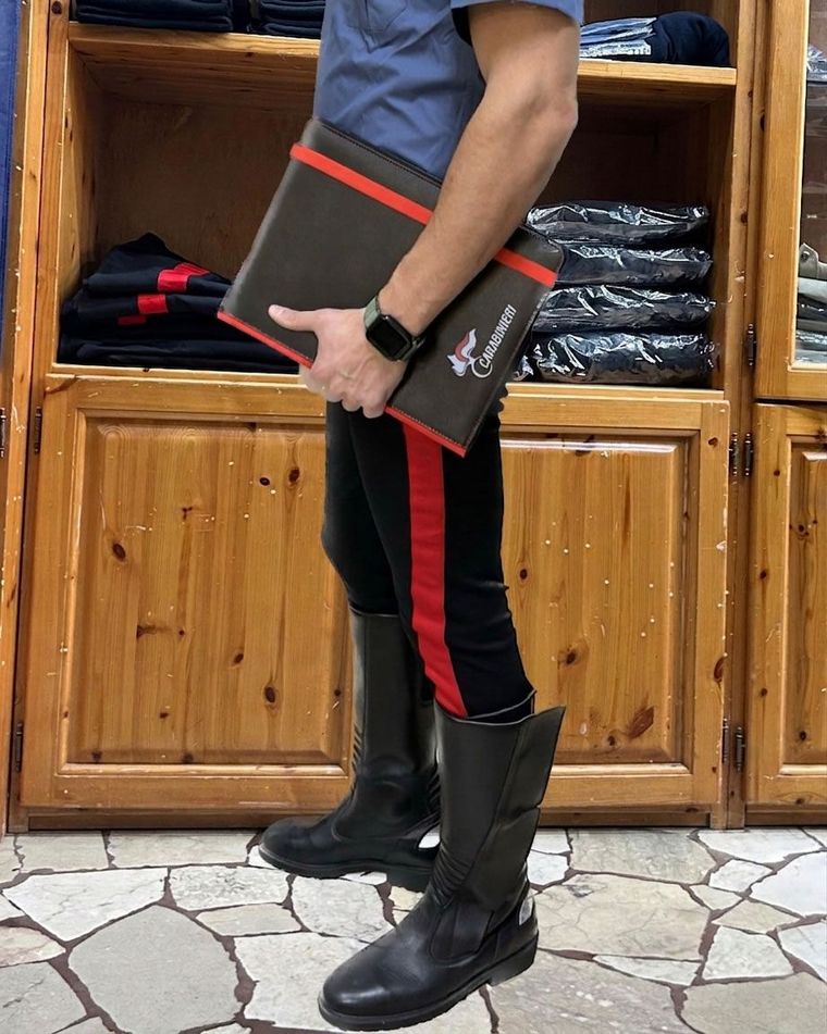 posa di parquet in un salotto