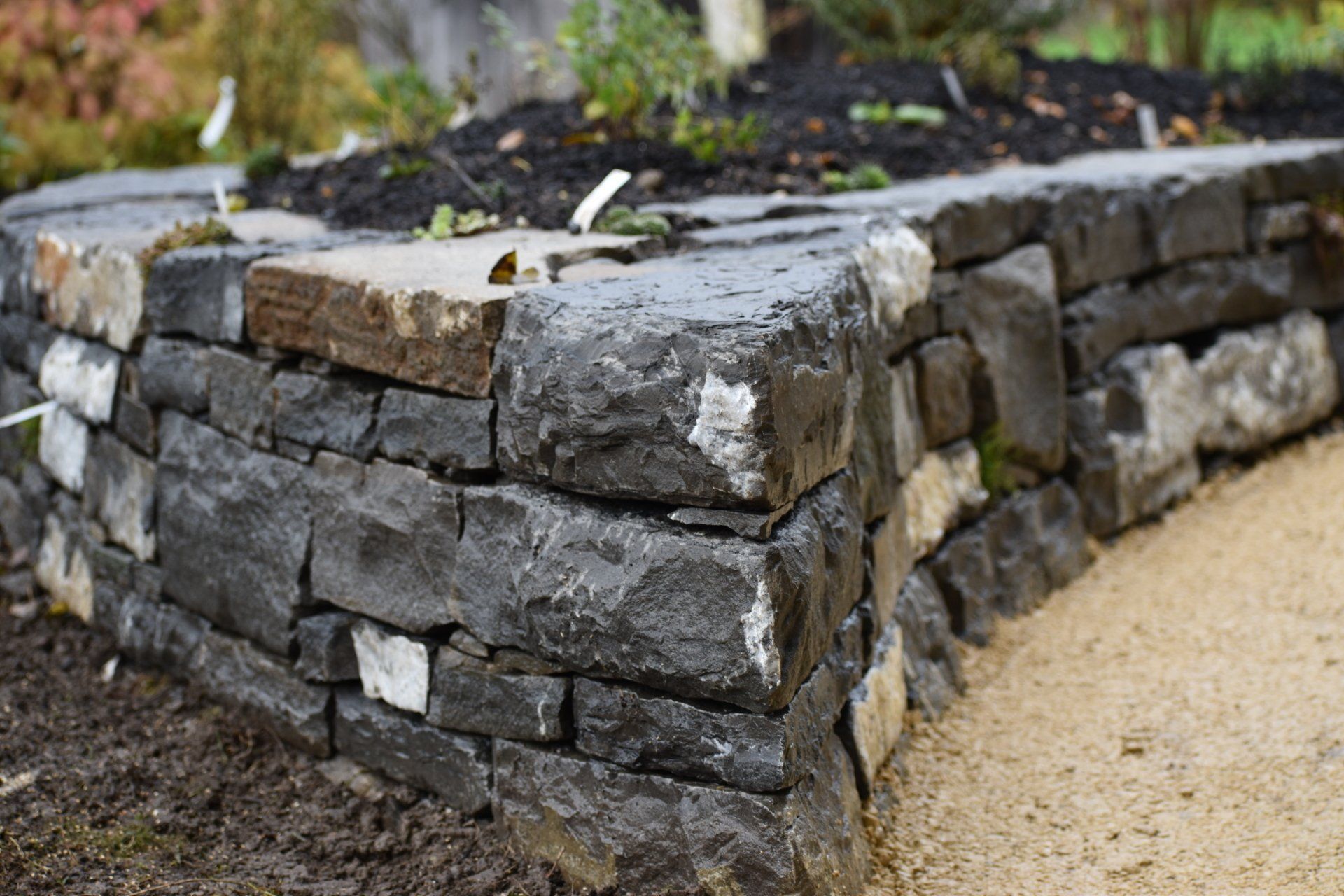 Trockensteinmauer als Hochbeet