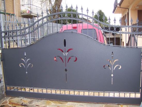 cancello in ferro con decorazioni