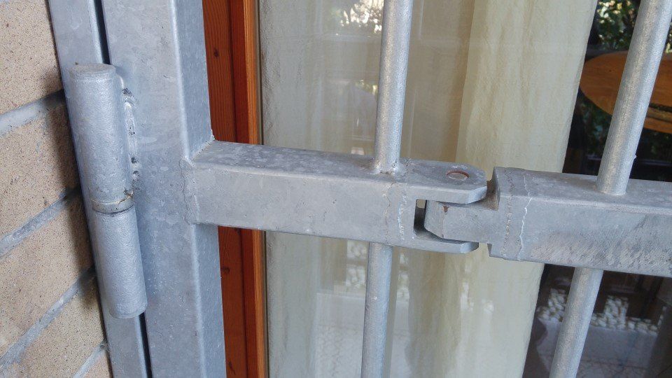 portoncino in ferro nero in giardino