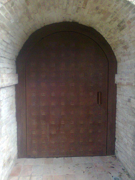 portone in legno con trapano giallo