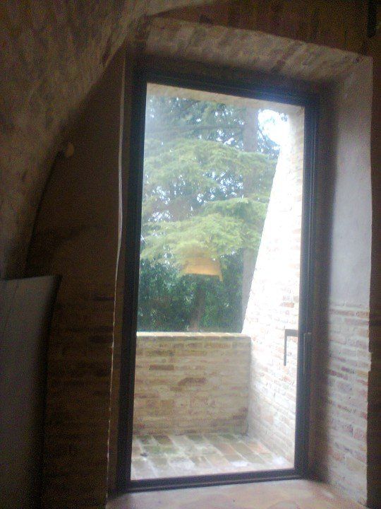 finestra di legno in balcone mansarda