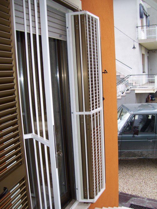 finestra bianca su balcone