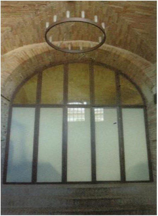finestra con vetri satinati e giunture in ferro