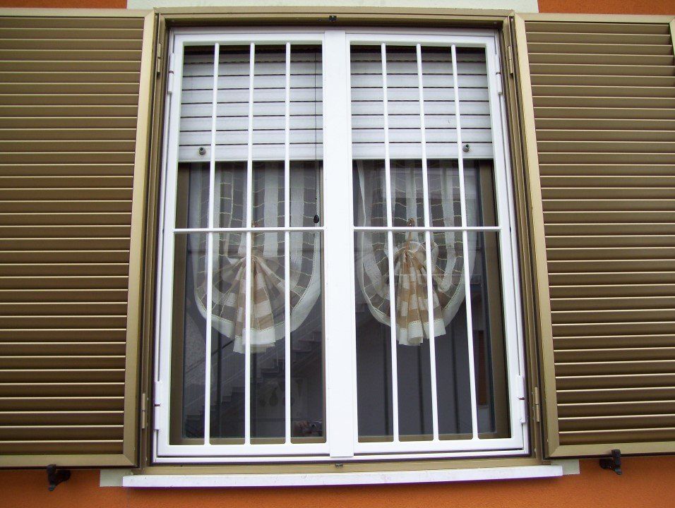 sbarre bianche di ferro per sicurezza finestra