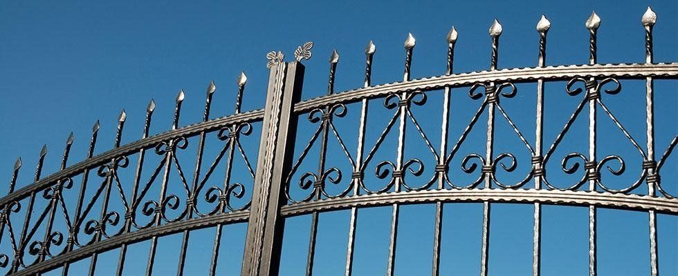 particolare decorazioni cancello in ferro battuto
