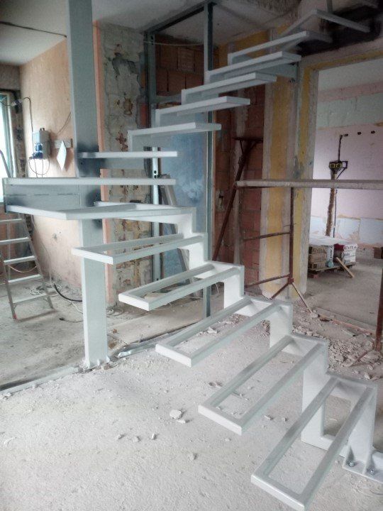 scala circolare in ferro bianca