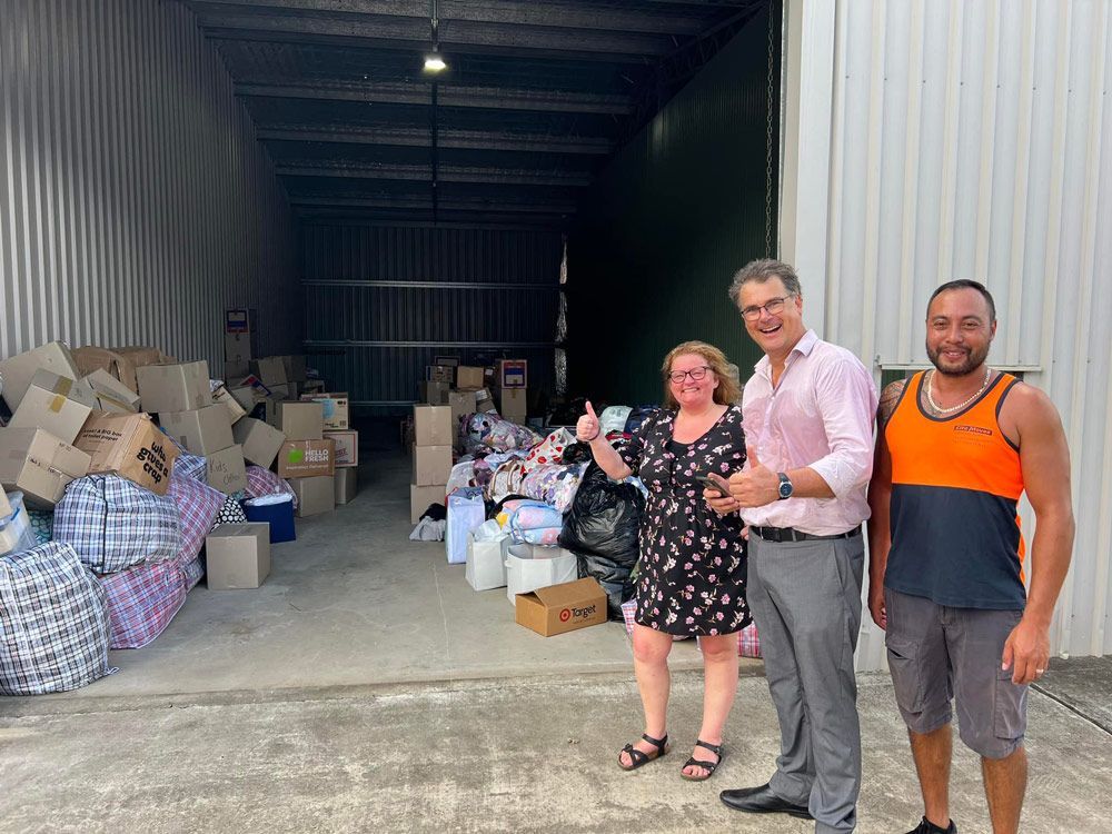 Movers Worker With The Couple Giving Thumbs Up For The Storage — Lite Moves Furniture Removals In Bonville, NSW