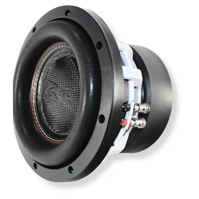 Een close-up van een subwoofer op een witte achtergrond