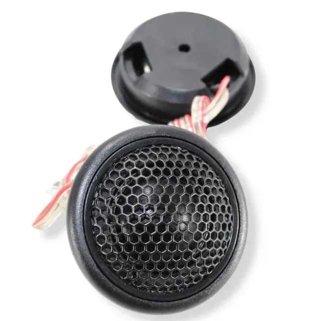 Twee zwarte plastic bekers met gaten erin op een witte achtergrond