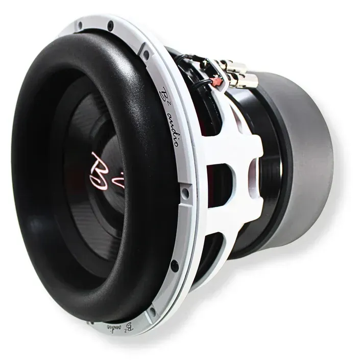 Een close-up van een subwoofer met de letter r erop