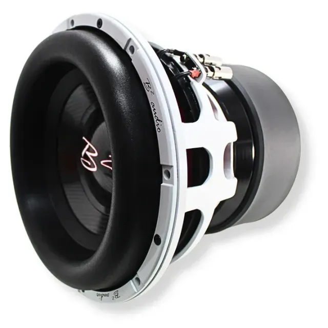Een close-up van een subwoofer met het logo van B2 erop