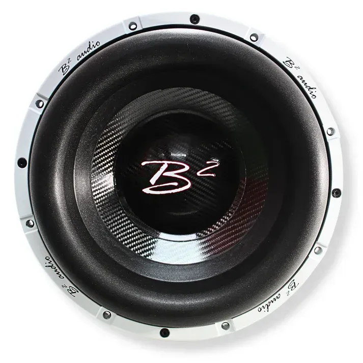 Een close-up van een subwoofer met de letter r erop