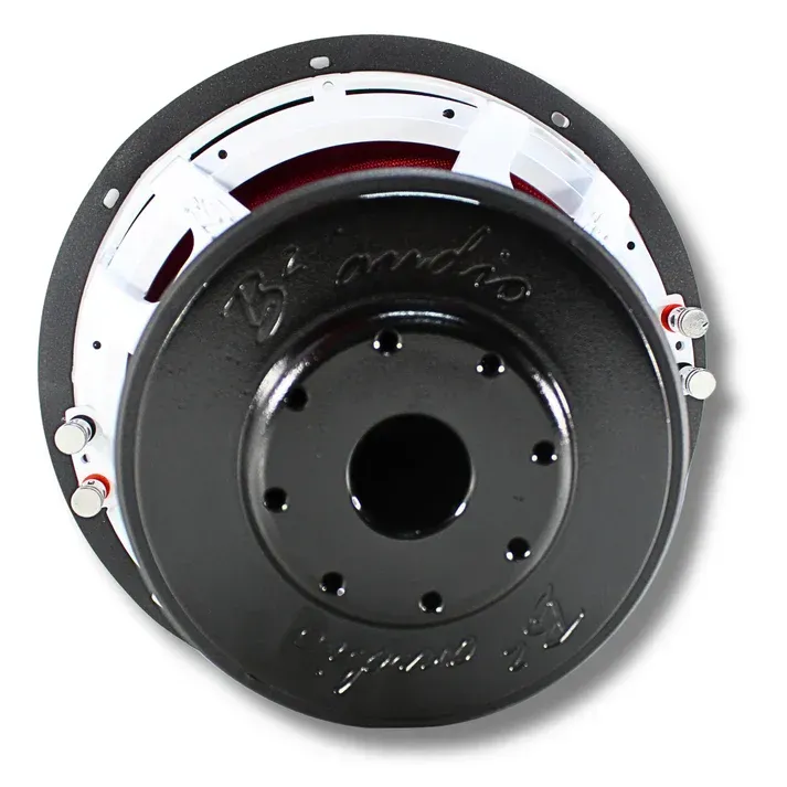 Een close-up van een b2-subwoofer op een witte achtergrond