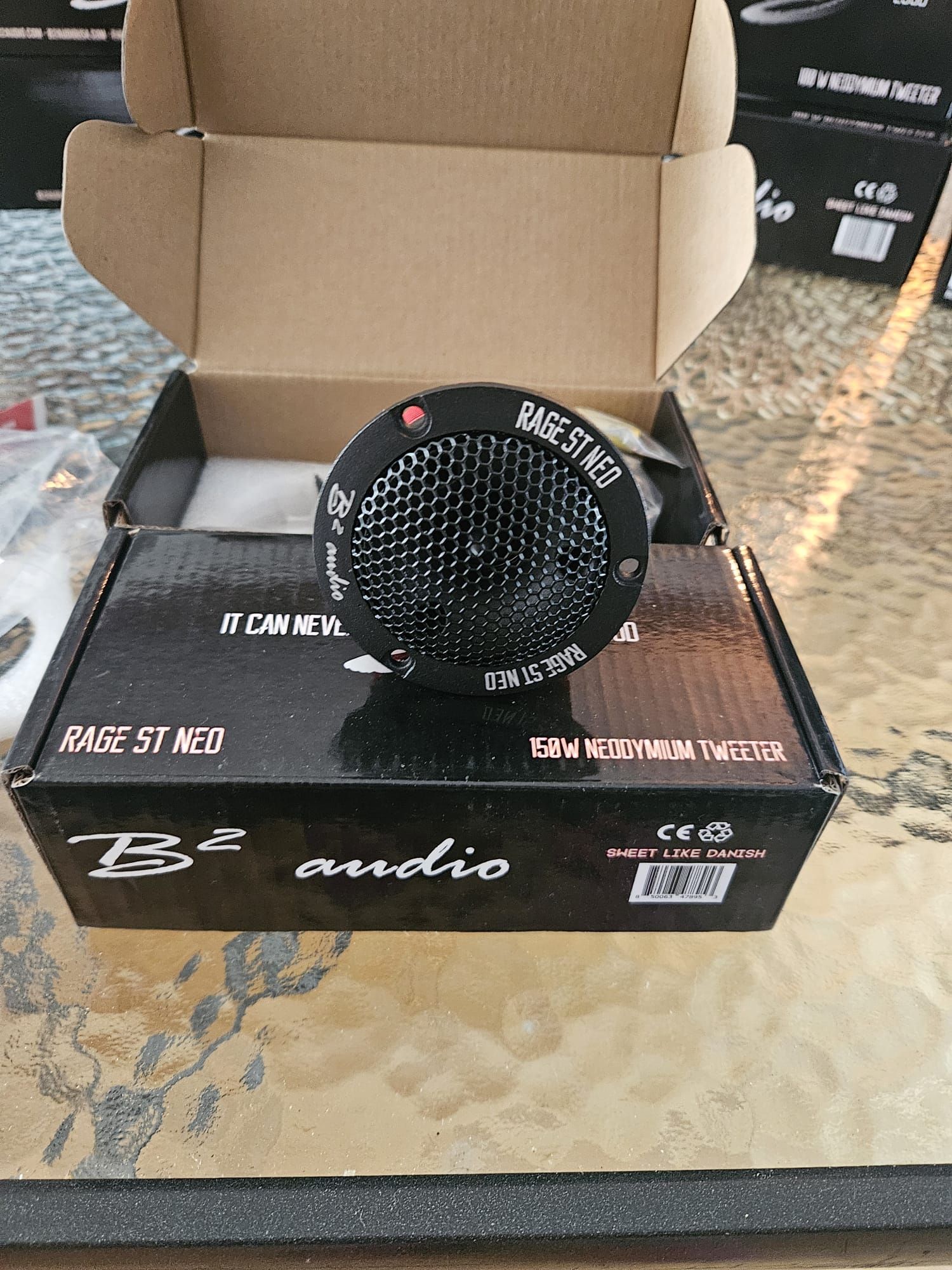 Zwarte B2 audio Rage ST NEO tweeter in een doos.