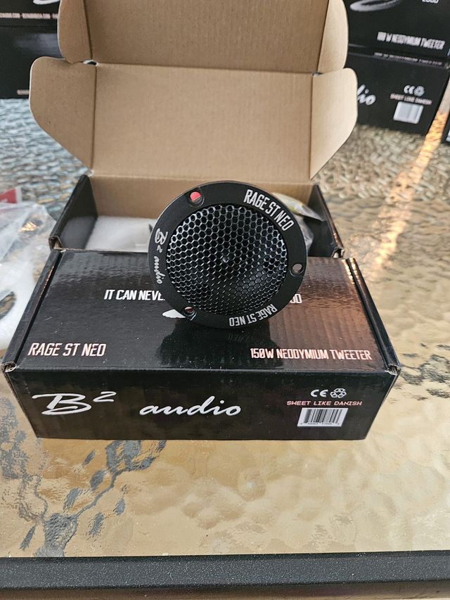 Zwarte B2 audio Rage ST NEO tweeter in een doos.