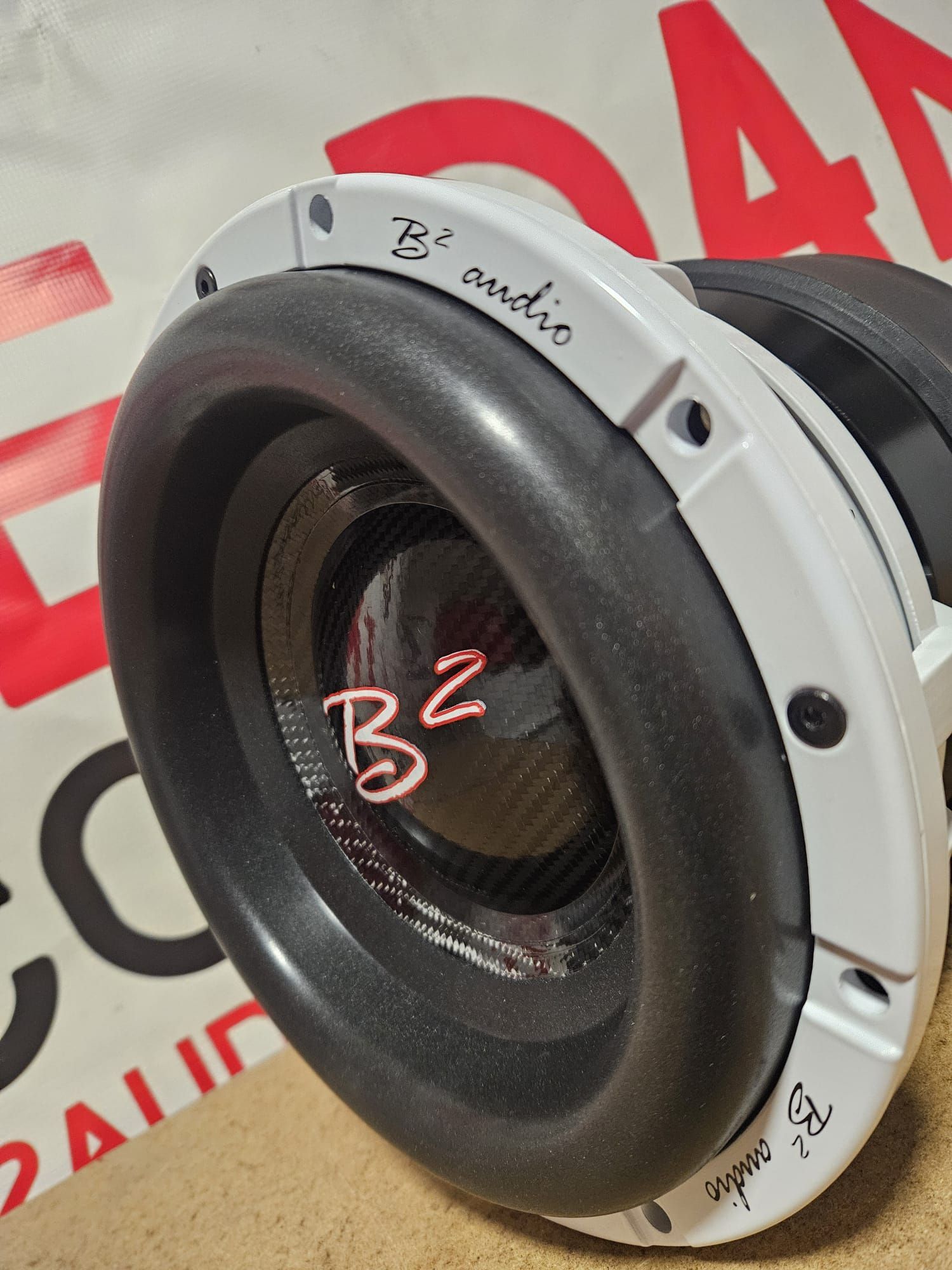 Een b2-subwoofer wordt op een witte achtergrond weergegeven