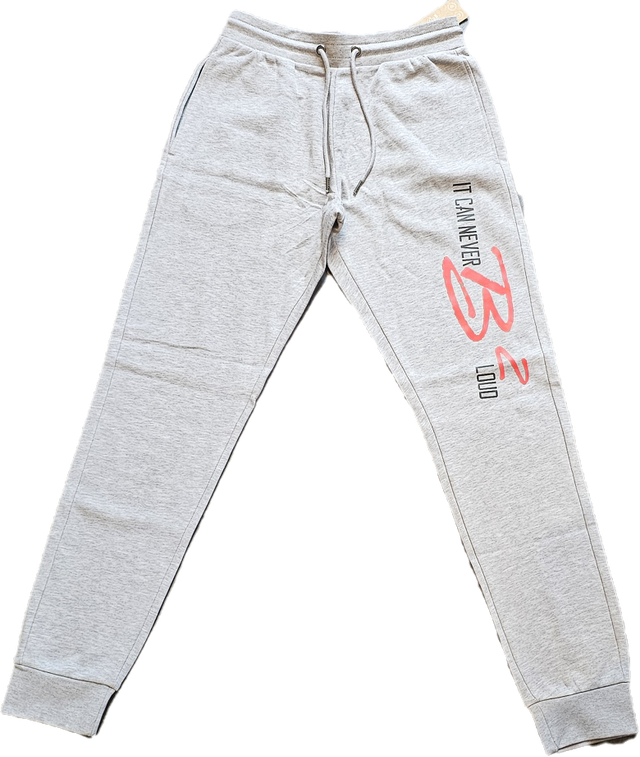 Een grijze joggingbroek met aan de zijkant de tekst 