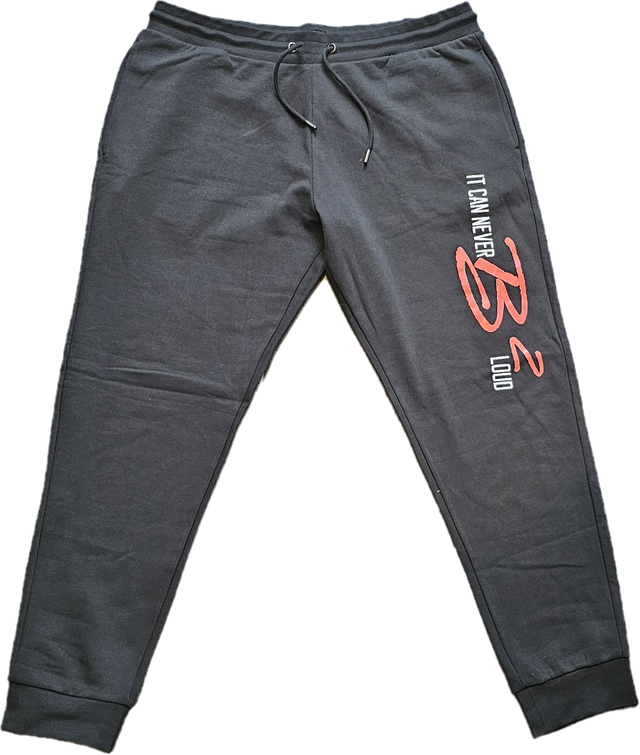 Een grijze joggingbroek met aan de zijkant de tekst 