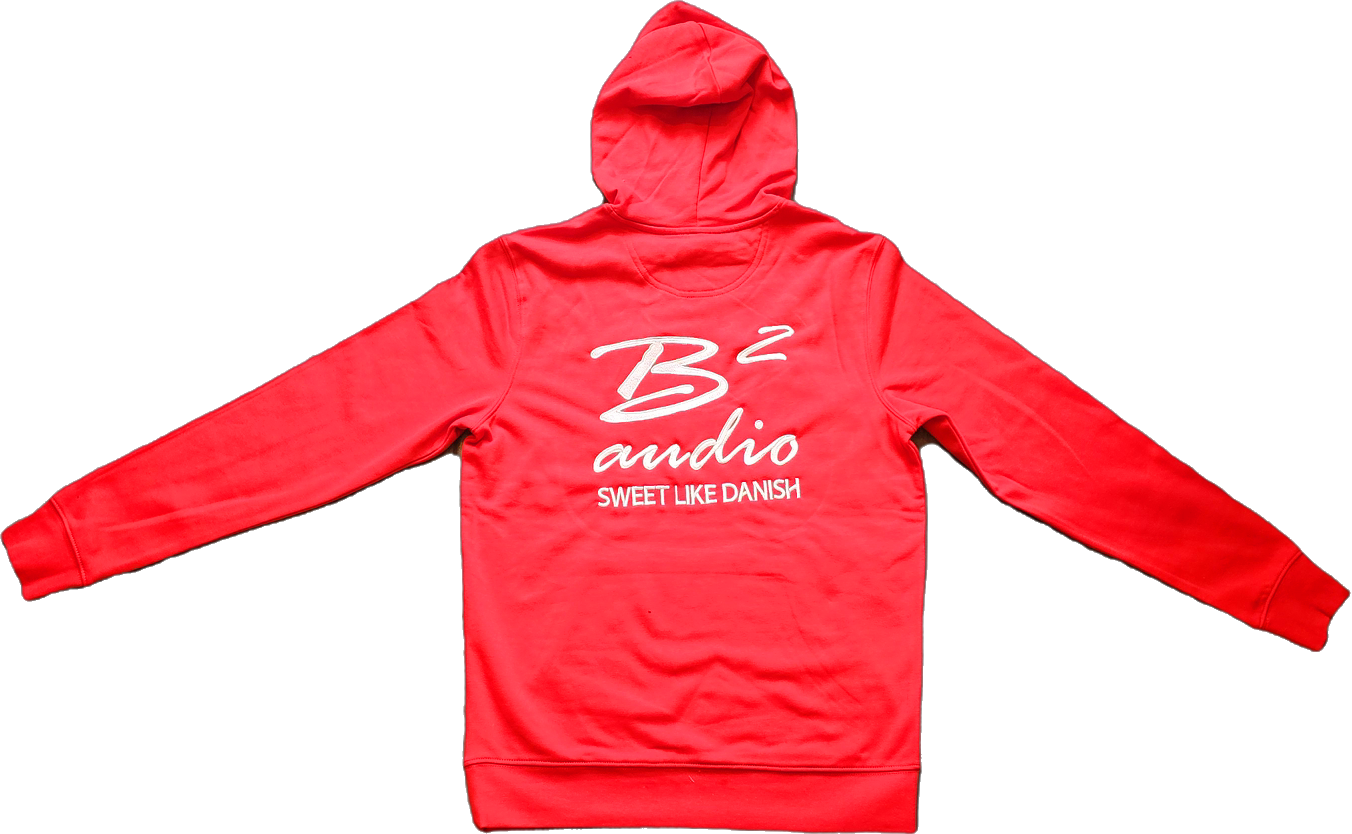 Een rode hoodie met het woord audio op de achterkant