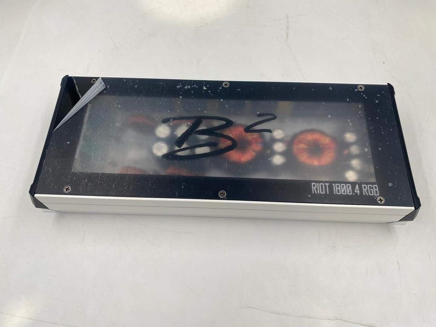 Een doos met een sticker erop waarop b2 staat