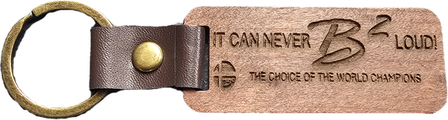 Een sleutelhanger van bruin leer met de tekst ``it can never be loud'' erop.