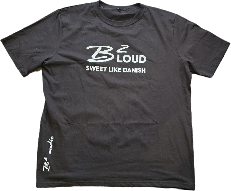 Een zwart t-shirt met de tekst be loud sweet like danish