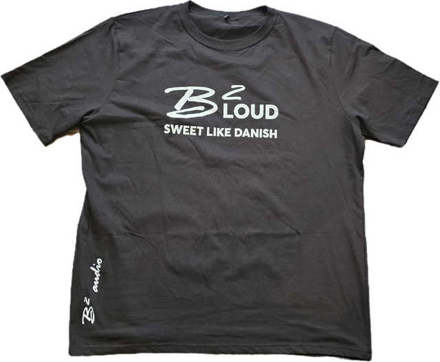 Een zwart t-shirt met de tekst be loud sweet like danish