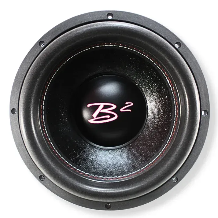 Een close-up van een b2-subwoofer op een witte achtergrond