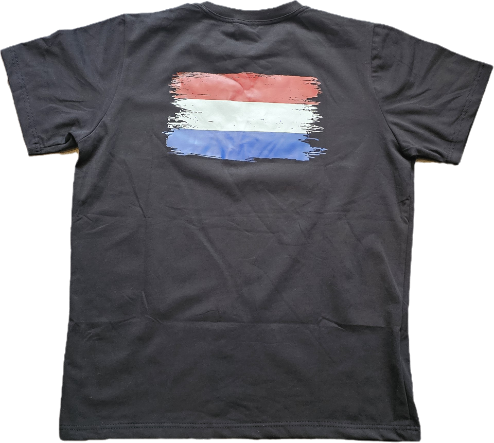 Een zwart t-shirt met een rood-wit-blauwe vlag op de achterkant