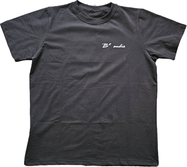 Een zwart t-shirt met een rood-wit-blauwe vlag op de achterkant