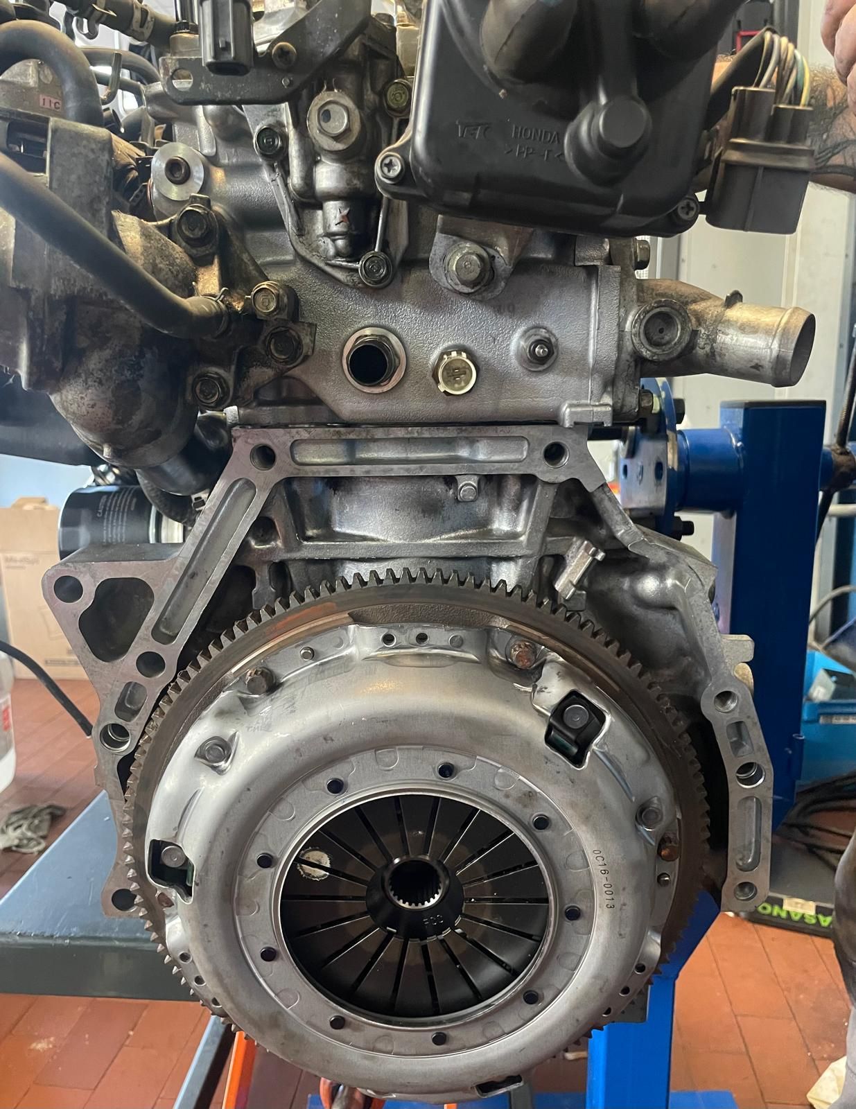 Un primo piano di una frizione su un motore di un'auto