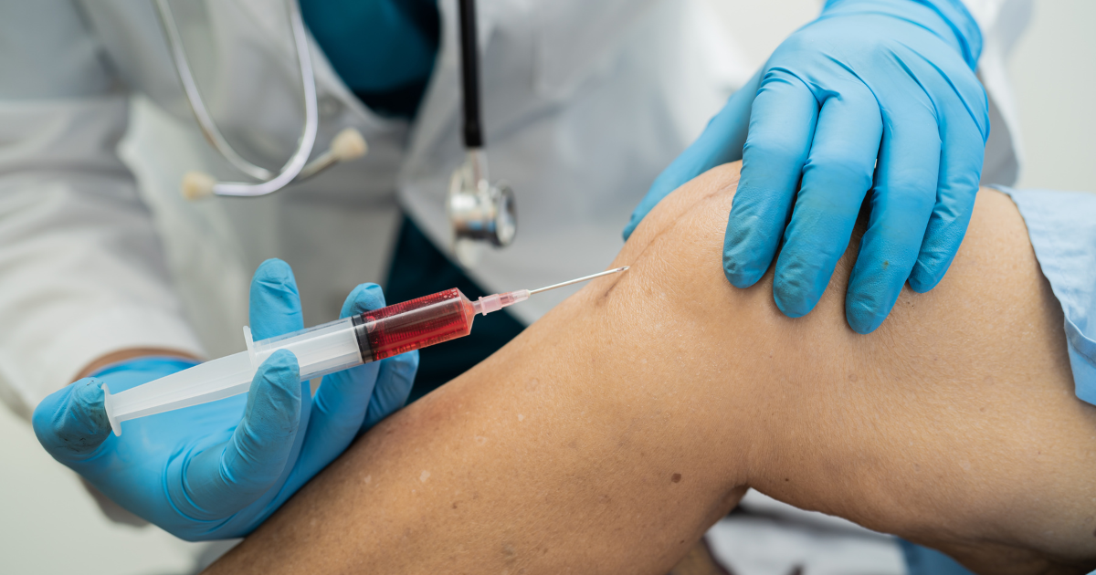 Doctor administering stem cell injection into a patient’s knee for joint pain relief in Las Vegas