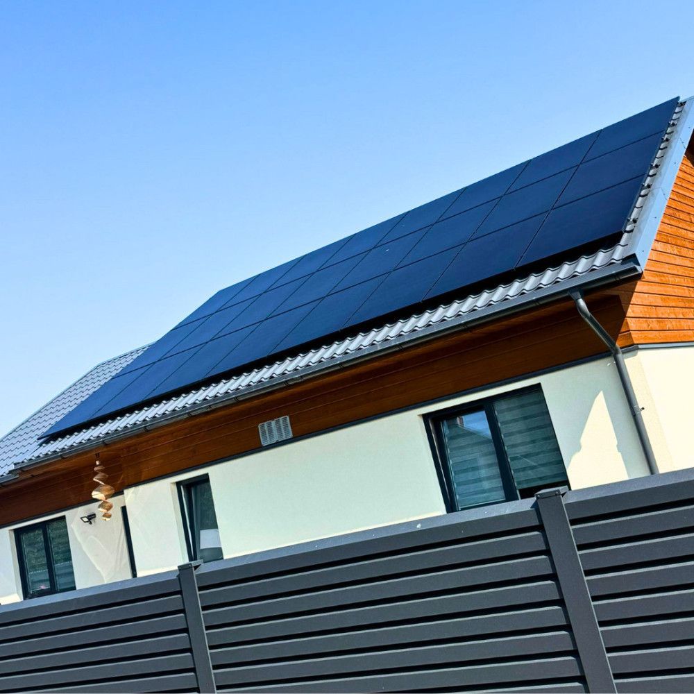 Namas su saulės baterijomis ant stogo