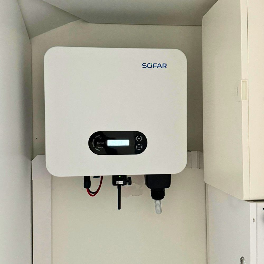 Patalpoje ant sienos montuojama saulės elektrinės baterija.