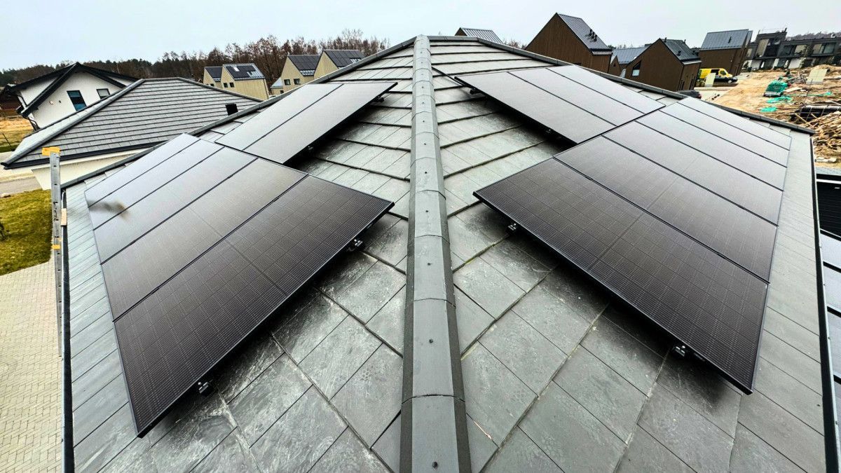 Stogas su daugybe saulės baterijų