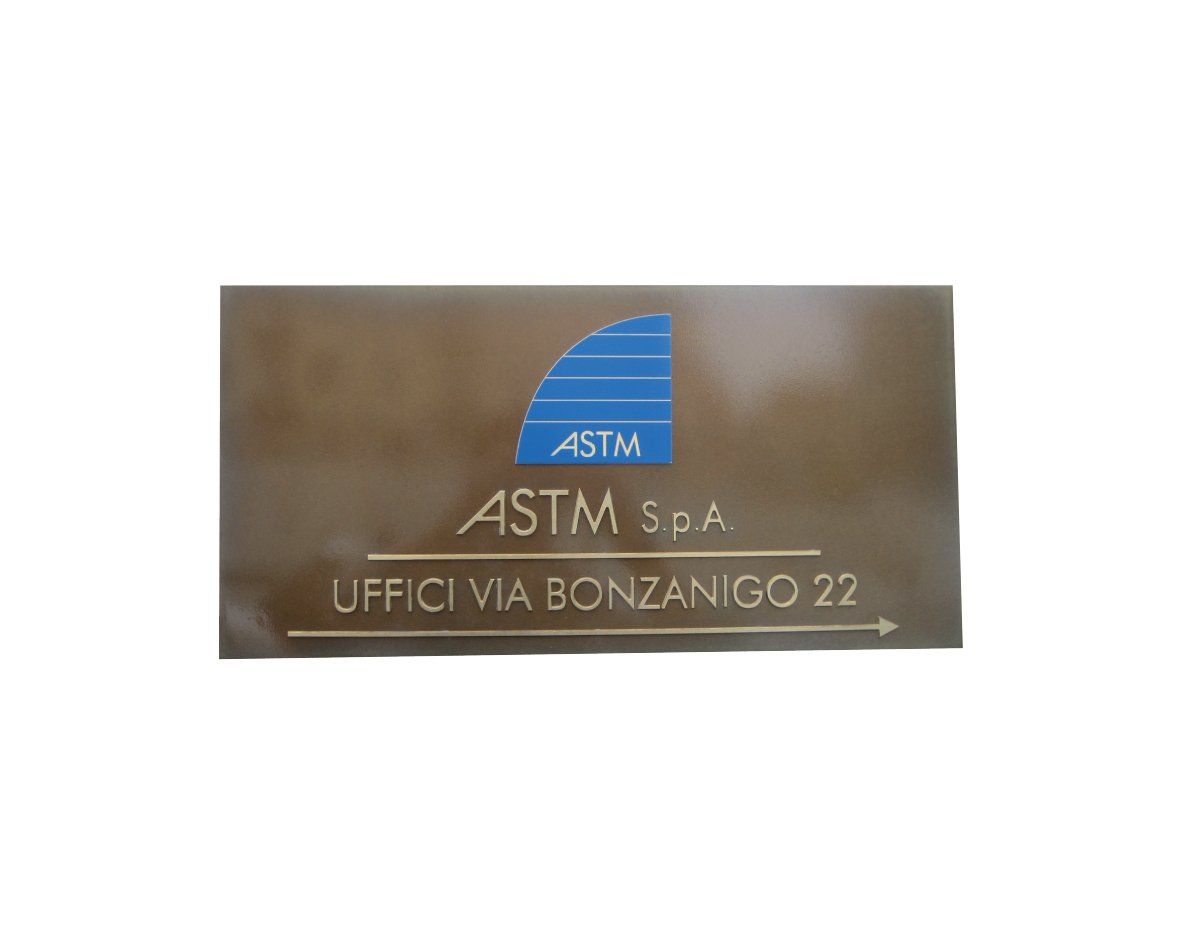 targa in ottone con scritte a colori