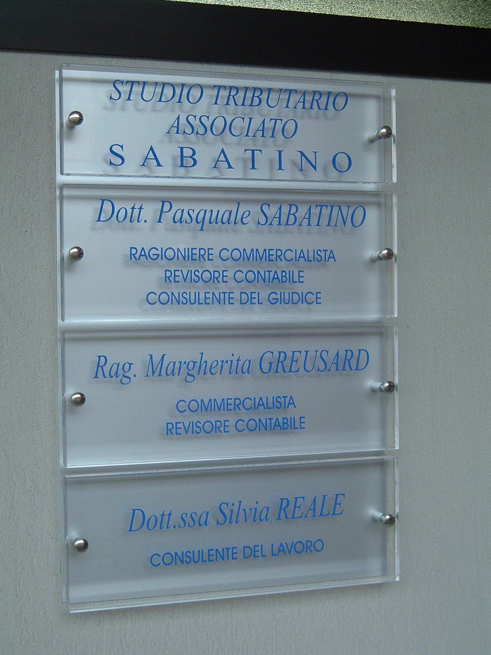 targhe trasparenti personalizzate a parete